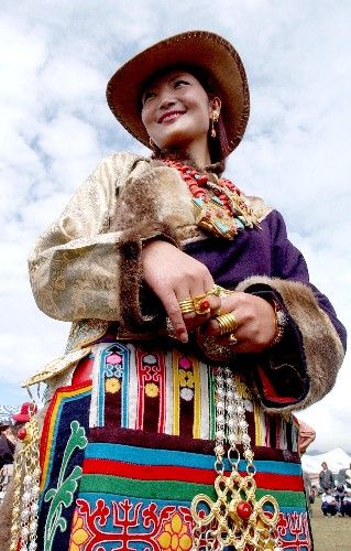 藏族服饰，藏民族服饰图片