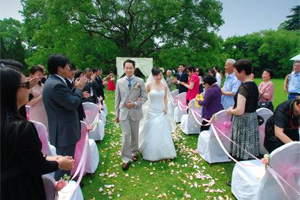 
	新加坡华人移民异国结婚：老家新家喜事简繁各不同