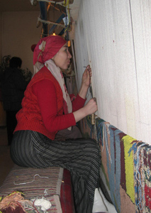 织地毯的维吾尔族妇女[点击放大]