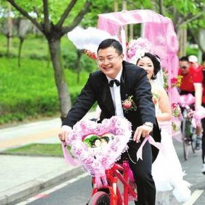 85后女孩举办“单车婚礼” 200多车友护航/图