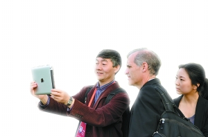 游客手持iPad观看圆明园数字三维复原盛景
