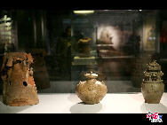从左至右依次为东汉的彩绘西王母摇钱树陶座，三国时期吴国的青瓷羽人纹佛饰盘口壶及青瓷堆塑人物罐。摄影陆欣