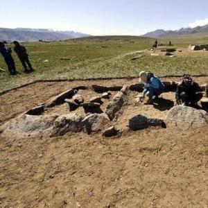新疆现神秘石头迷宫 墓葬少有完整尸骨用