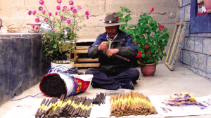 吞达村村民制作藏香成为产业