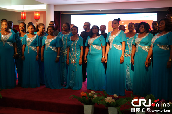 　　尼日利亚阿布贾合唱团演唱中尼两国国歌（摄影：张威伟）