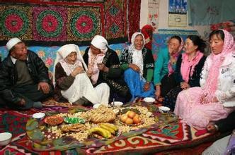 紧密结合新疆实际，用尊重的态度对待各民族习俗 