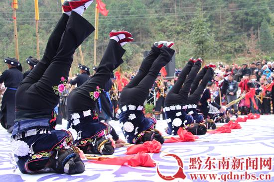 2015年1月3日，南猛村举行的全国芦笙大赛。图为南猛芦笙队在作自己的舞蹈表演。_副本.jpg